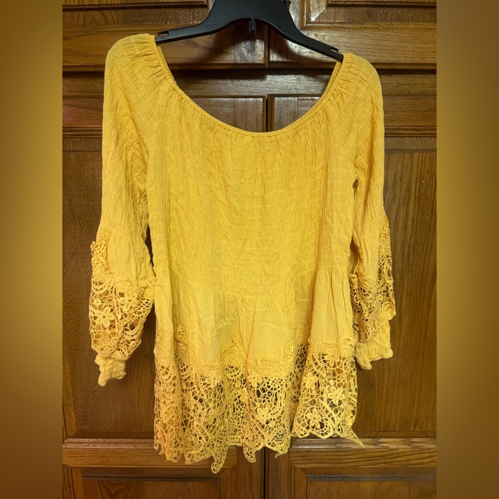 Forgotten Grace lace top size L yellow darling sleeves